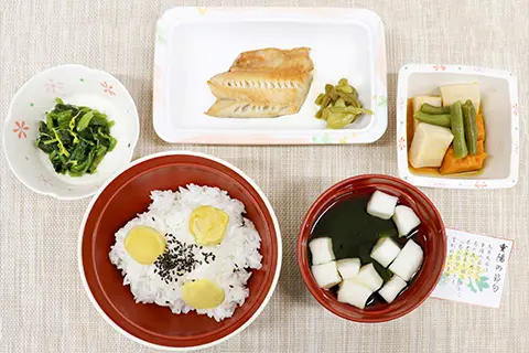 重陽の節句 栗ご飯、魚の幽庵焼、冷やし鉢、菊花和えの写真