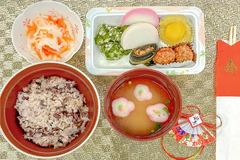 お正月 【元日朝食】炊きおこわ、おせち盛り合わせ、なますの写真